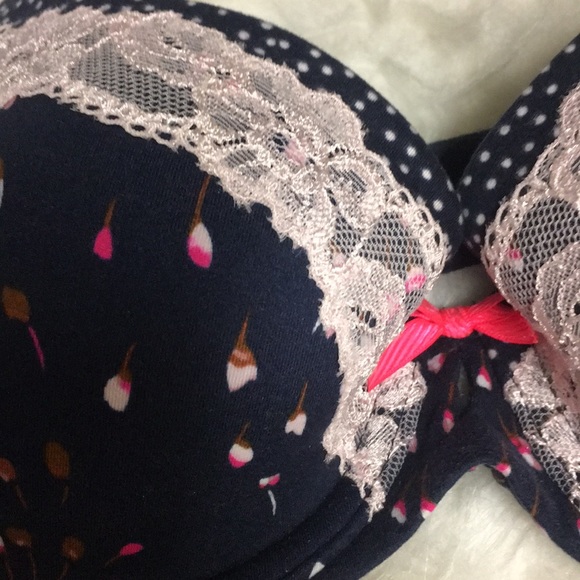 Cute bra! - Picture 2 of 3